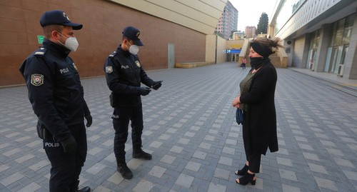 Сотрудники полиции проверяют документы. Баку, апрель 2020 г. Фото: REUTERS/Aziz Karimov
