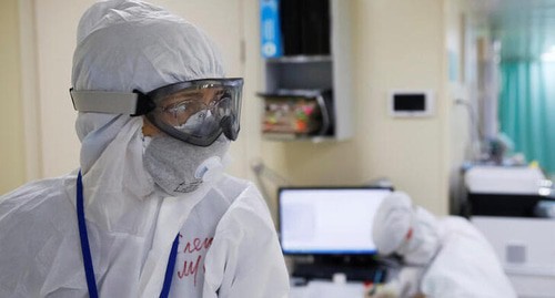 Медик в защитном костюме во время эпидемии коронавируса. Фото: REUTERS/Maxim Shemetov