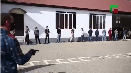 Силовик отчитывает задержанных за нарушение карантина в Гудермесе. Скриншот видео https://www.instagram.com/p/CAOZ0sjlYEb/