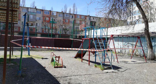 Детская площадка, огражденная изоляционной лентой. Фото Эммы Марзоевой для "Кавказского узла"