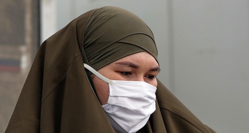 Женщина в маске. Фото: REUTERS/Maxim Shemetov