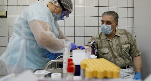 Медицинский работник берет кровь у пациента. Фото: REUTERS/Maxim Shemetov