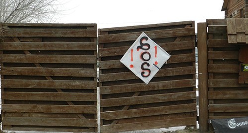 Плакат на воротах спортклуба "Сосновый Бор". Фото Татьяны Филимоновой для "Кавказского узла"