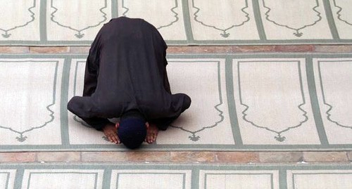 Молитва. Фото REUTERS/Fayaz Aziz