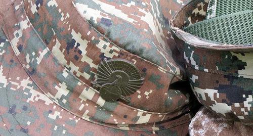 Кокарда солдата армии НКР. Фото Алвард Григорян  для "Кавказского узла"