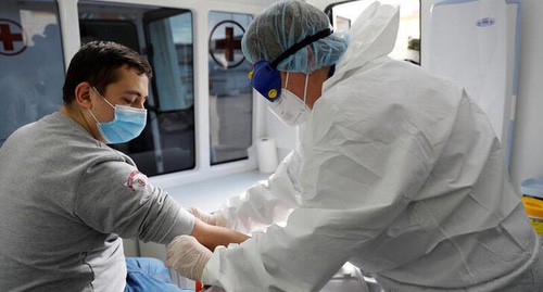 Обследование во время эпидемии.  REUTERS/Vitaly Nevar