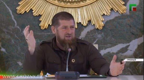 После 15 мая чеченское ТВ еще три дня давало в эфир кадры с Кадыровым, но на всех этих кадрах глава Чечни запечатлен в одной и той же одежде и на одном и том же фоне. Стопкадр видео - https://www.instagram.com/p/CAVT6hcIIHT/