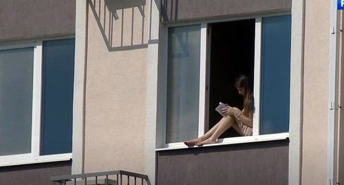 Девушка,  находящиеся на карантине в сочинском обсерваторе. Кадр видео   Вести Сочи https://www.youtube.com/watch?v=p3eZtAQxIQ4&feature=youtu.be