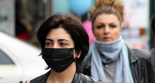 Женщина в маске во время эпидемии в Ереване. Фото Тиграна Петросяна для "Кавказского узла" 