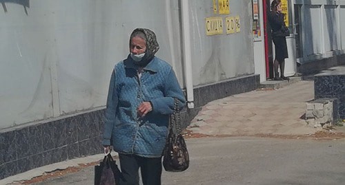 Жительница Волгоградской области в защитной маске. Фото Татьяны Филимоновой для "Кавказского узла"
