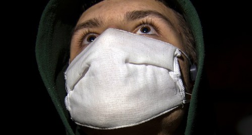 Молодой человек в маске. Фото Нины Тумановой для "Кавказского узла"