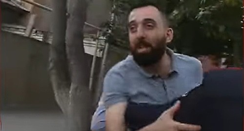 Фуад Абасов задержан сотрудниками полиции. Скриншот видео https://www.facebook.com/MikroskopMedia/videos/666513364131446/?v=666513364131446