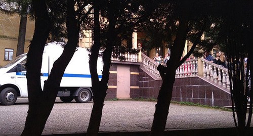 Полицейская машина возле здания суда в Сочи. Фото Светланы Кравченко для "Кавказского узла"