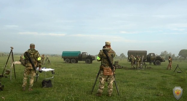 Силовики на месте спецоперации в Дагестане 22 мая 2020 года. Фото с сайта Национального антитеррористического комитета, http://nac.gov.ru 
