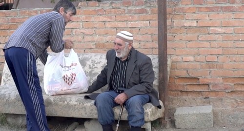 Волонтер передает продуктовый набор пожилому жителю Дагестана. Фото предоставлено фондом "Чистое сердце".