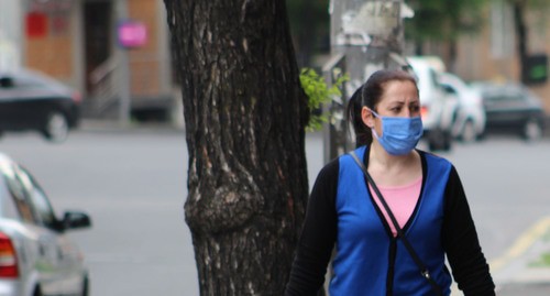 Женщина в защитной маске на улицах Еревана. Фото Тиграна Петросяна для "Кавказского узла"
