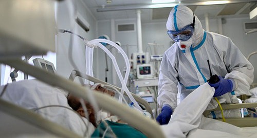 Медицинский работник возле больного, подключенного к аппарату искусственной ветиляции легких. Фото: Kirill Zykov/Moscow News Agency/Handout via REUTERS