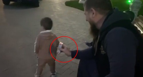 Катетер с предположительно пластырем телесного цвета на на внешней стороне ладони Рамзана Кадырова. Стоп-кадр видео https://www.instagram.com/p/CAqS3_lojGs/