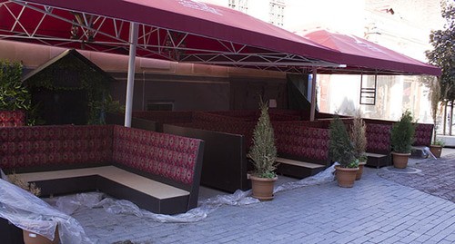 Закрытое уличное кафе в Тбилиси. Фото Инны Кукуджановой для "Кавказского узла"