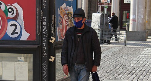 Человек в защитной маске. Фото Инны Кукуджановой для "Кавказского узла"