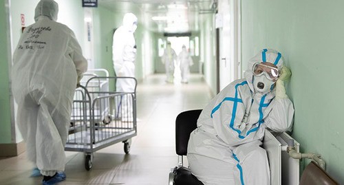 Медицинские работники в защитных костюмах. Фото: REUTERS/Maxim Shemetov
