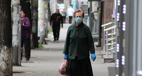 Жительница Еревана в защитной маске. Фото Тиграна Петросяна для "Кавказского узла"