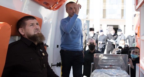 Рамзан Кадыров  (слева) и министр здравоохранения Эльхан Сулейманов на церемонии вручения спецтранспорта в Грозном 26.05.2020. Фото со страницы Рамзана Кадырова ВКОНТАКТЕ https://vk.com/ramzan
