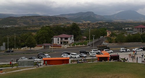 Вид на Степанакерт. Фото akob0000- https://commons.wikimedia.org/wiki/Category:Stepanakert