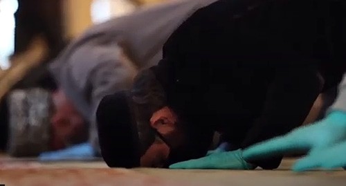 Молящийся в мечети во время эпидемии коронавируса . Кадр видео ЧГТРК "Грозный"  http://www.dumchr.ru/post/в-чеченской-республике-разрешат-коллективные-молитвы-в-крупных-мечетях