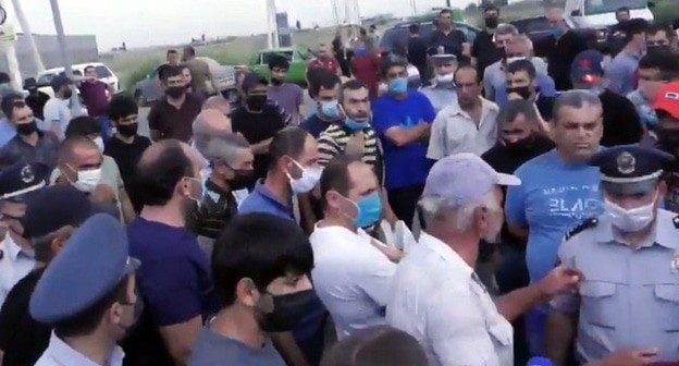 Работники сельхозрынка "Меймандар" в Араратской области. кадр видео 
24TV https://www.youtube.com/watch?time_continue=19&v=pZiGy1qWOPQ&feature=emb_logo