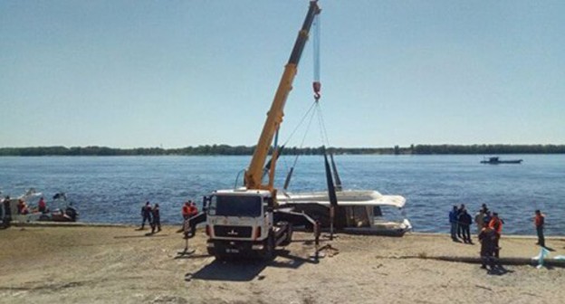 Катамаран поднимают на сушу. © Фото : ГУ МЧС РФ по Волгоградской области