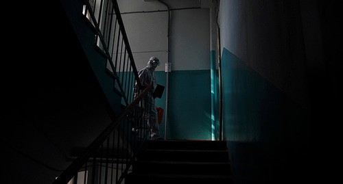 Медицинский работник в подъезде жилого дома. Фото: REUTERS/Tatyana Makeyeva