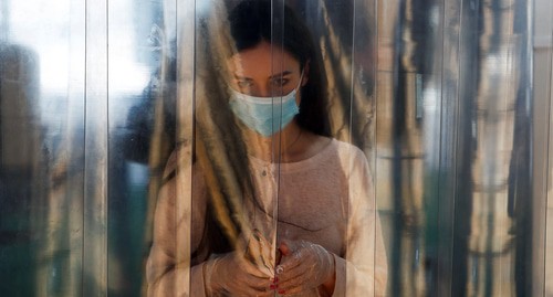 Девушка в маске. Фото REUTERS/Maxim Shemetov