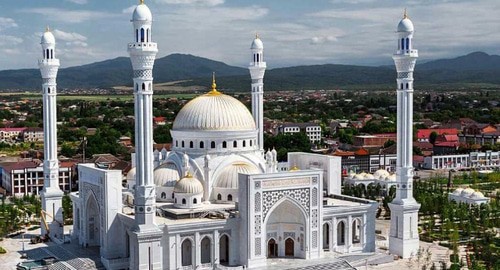 Мечеть "Гордость мусульман" в городе Шали. Кадр видео ЧГТРК "Грозный"