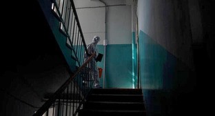 Врач в подъезде жилого дома. Фото: REUTERS/Tatyana Makeyeva Врач в подъезде жилого дома. Фото: REUTERS/Tatyana Makeyeva