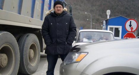 Зуфар Ачилов во время акции протеста. Фото: "Экологическая вахта по Северному Кавказу" http://www.ewnc.org/node/15528