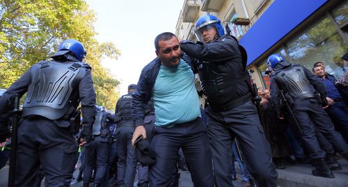 Задержание активиста в Баку. Фото Азиза Каримова для "Кавказского узла"