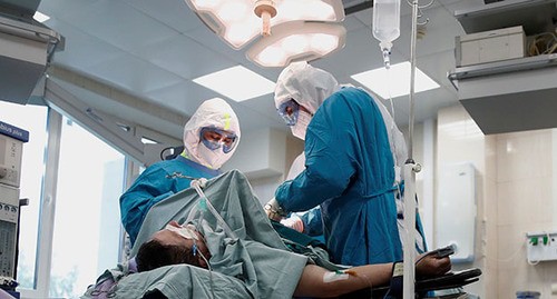Медицинские работники возле пациента. Фото: REUTERS/Maxim Shemetov