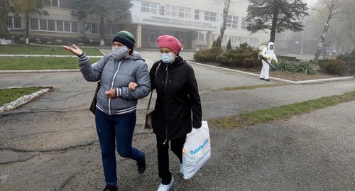 Женщины в масках на территории больницы в Ставрополе. Фото: REUTERS/Eduard Korniyenko