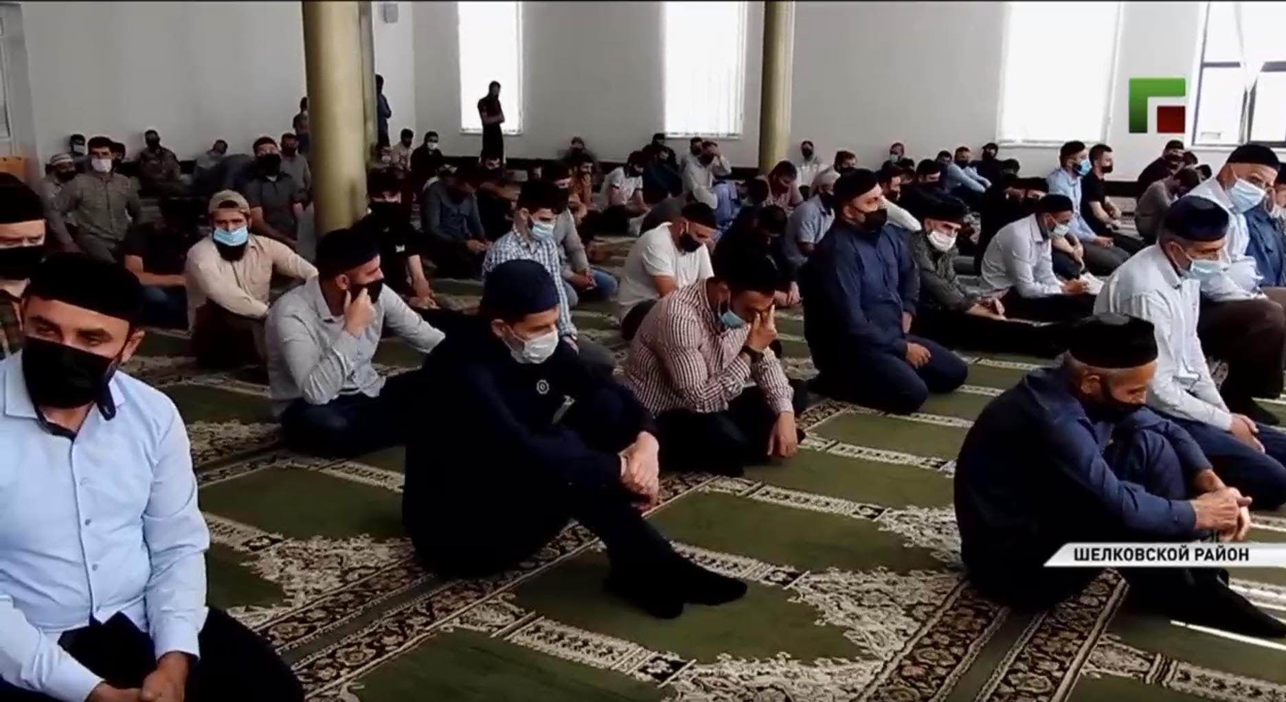 Верующие в одной из мечетей Шалинского района Чечни во время пятничного намаза 12 июня. Кадр сюжета ЧГТРК "Грозный".