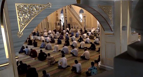 Верующие в одной из мечетей Чечни во время пятничного намаза 12 июня. Кадр сюжета ЧГТРК "Грозный".