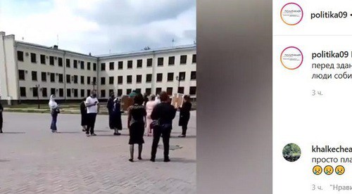 Люди на площади в Черкесске. Кадр видео в сообществе politika09 https://www.instagram.com/p/CBaiXepDvRh/