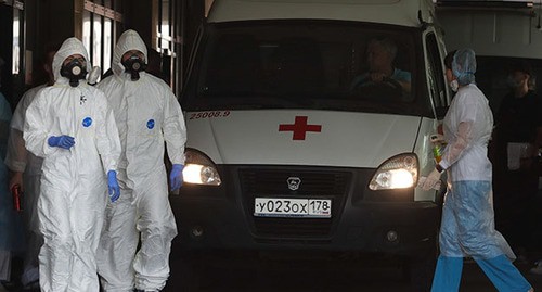 Медицинские работники возле машины скорой помощи. Фото: REUTERS/Anton Vaganov