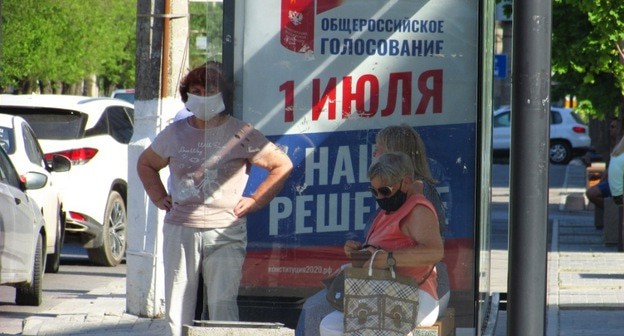 Плакат с рекламой голосования по поправкам в Конституцию на остановке в Волгограде. Фото Вячеслава Ященко для "Кавказского узла"