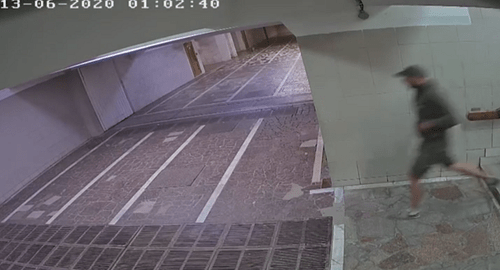 Силуэт вероятного подозреваемого. Кадр записи с камер видеонаблюдения в подземном переходе. https://www.youtube.com/watch?v=ccOOvo0KnBc