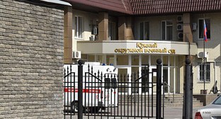 Автомобили возле здания Южного окружного военного суда. Фото Константина Волгина для "Кавказского узла" Автомобили возле здания Южного окружного военного суда. Фото Константина Волгина для "Кавказского узла"