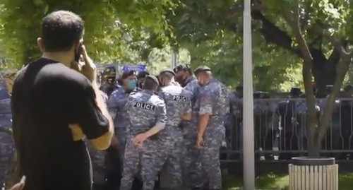 Сотрудники полиции на месте акции протеста в Ереване. Стоп-кадр видео https://www.youtube.com/watch?v=r7DK1kqpX6I&feature=emb_logo