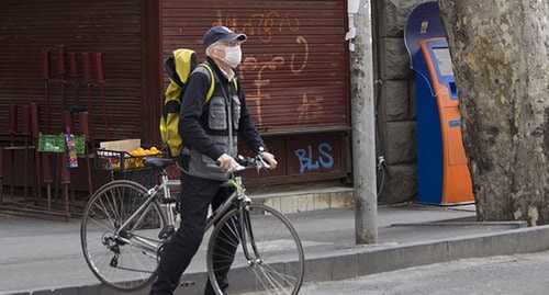 Человек в защитной маске на улицах Тбилиси. Фото Инны Кукуджановой для "Кавказского узла"