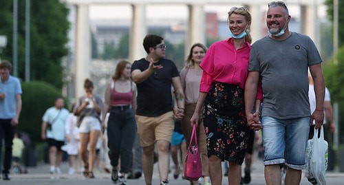 Люди в масках. Фото: REUTERS/Evgenia Novozhenina