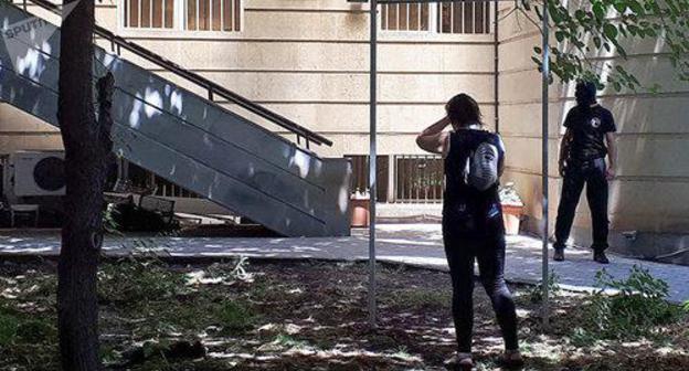 Сотрудники СНБ у дома Александра Саргсяна. Фото Sputnik / Ashot Safaryan
https://ru.armeniasputnik.am/politics/20180704/13046269/brat-byvshego-prezidenta-armenii-serzha-sargsyana-uekhal-iz-osobnyaka-gde-snb-provodila-obysk.html